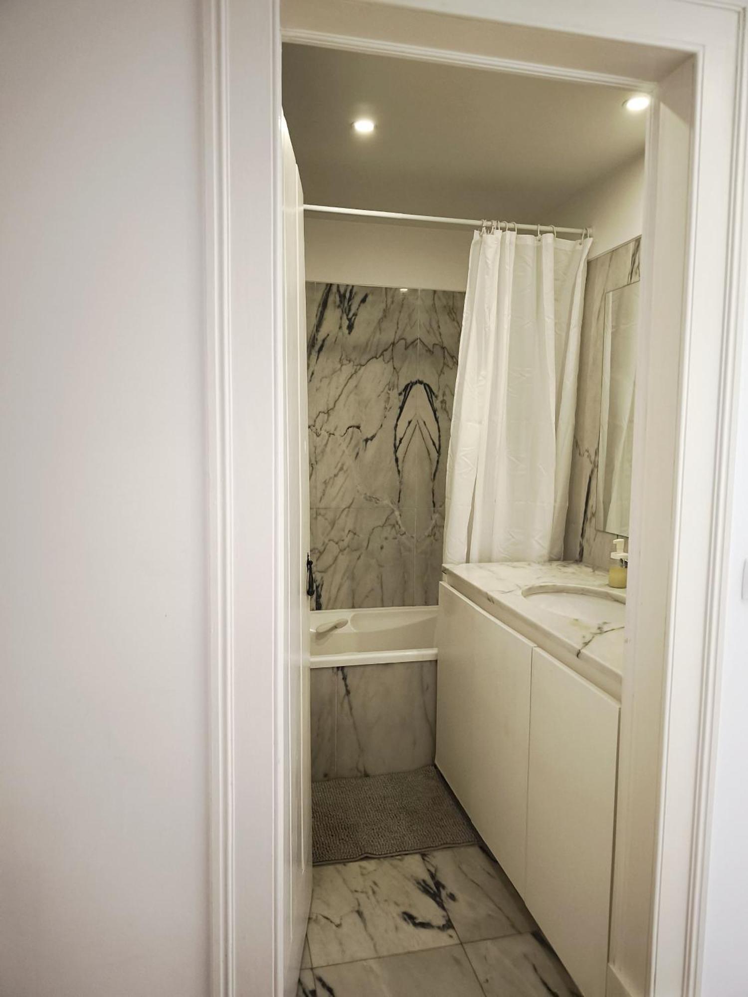 Bedrooms In Lisbon's Bairro Alto In Shared *