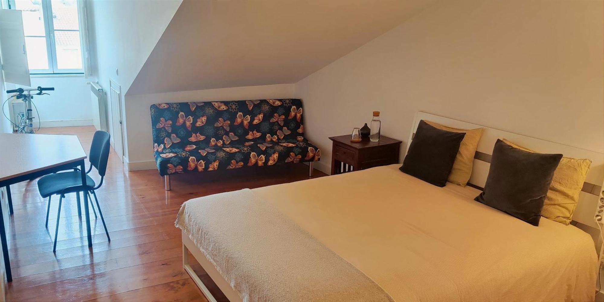 Homestay Bedrooms In Lisbon's Bairro Alto In Shared *